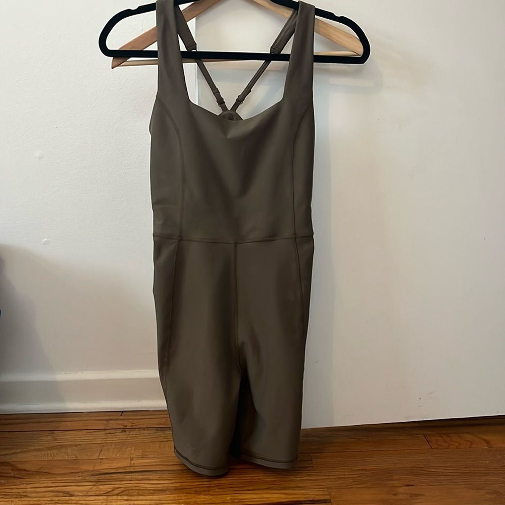 YPB shorts athletic romper, sz medium